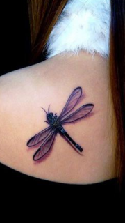 女孩子背部好看的蜻蜓纹身