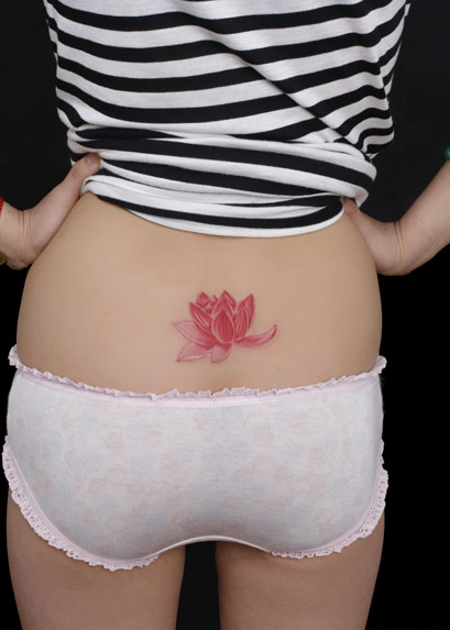 点击大图看下一张：性感后腰上的红色荷花纹身