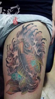 大腿上中国传统的锦鲤纹身图案