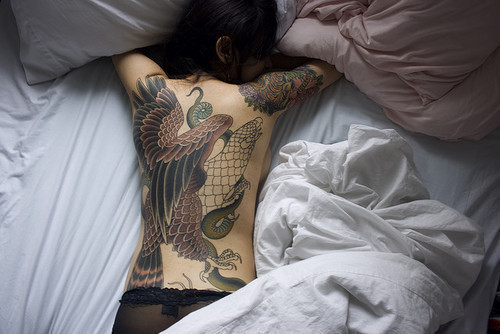 点击大图看下一张：美女后背的鹰蛇大战图