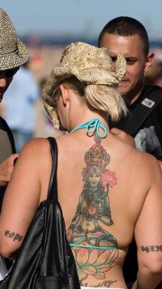 欧美女子背上湿婆神纹身