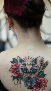 女性背部可爱喵星人纹身图案