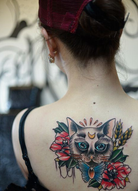 点击大图看下一张：女性背部可爱喵星人纹身图案