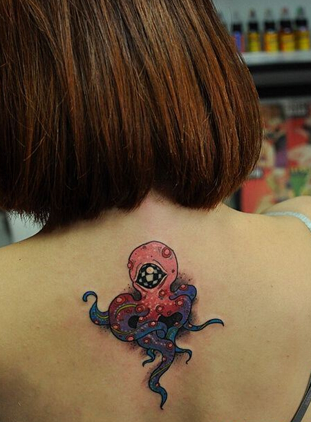 点击大图看下一张：个性格子独眼小章鱼纹身
