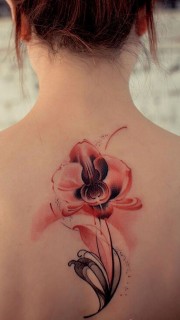 美女背部个性粉色花朵纹身图案