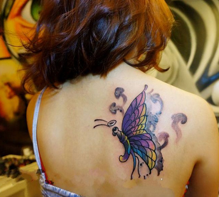 点击大图看下一张：美丽蝴蝶背部流行纹身图案