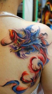 女性背部好看的彩色凤凰纹身