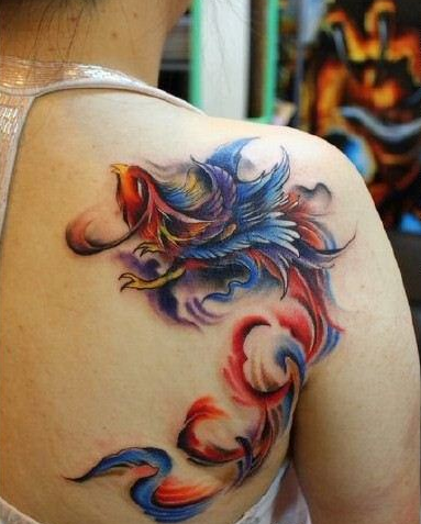 点击大图看下一张：女性背部好看的彩色凤凰纹身