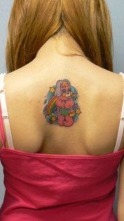 女生背部可爱的卡通小狗纹身
