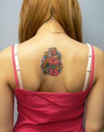 点击大图看下一张：女生背部可爱的卡通小狗纹身