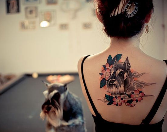 点击大图看下一张：可爱狗狗后背水墨肖像纹身图案