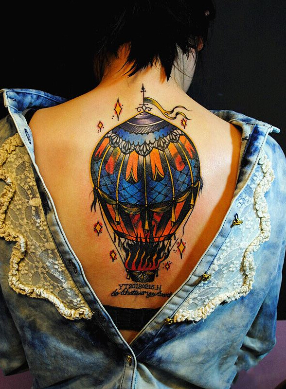 点击大图看下一张：个性美女背部创意热气球纹身图案
