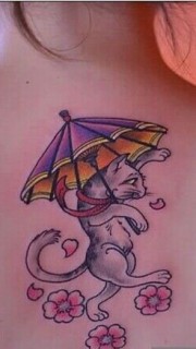 女生背部可爱的小猫纹身