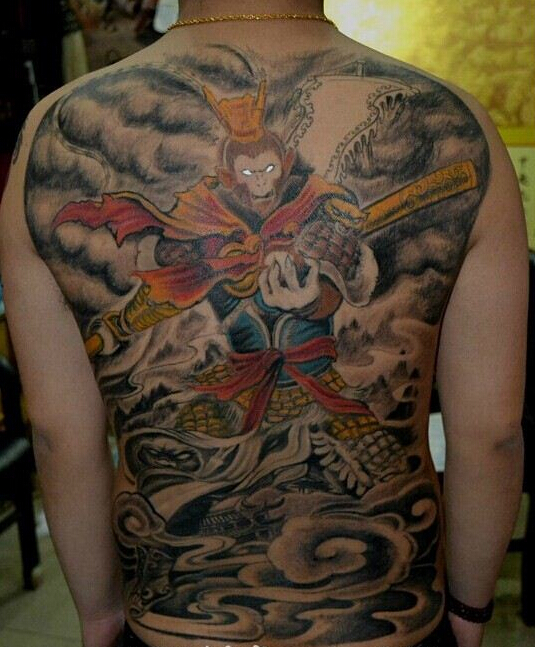 点击大图看下一张：男士背部个性齐天大圣孙悟空纹身