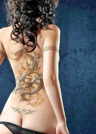 点击大图看下一张：性感美女背部金龙纹身图案