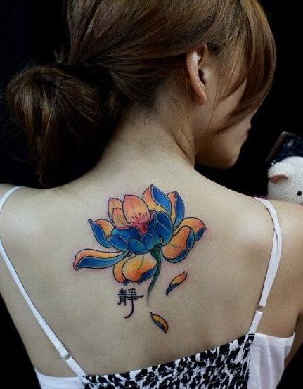 点击大图看下一张：美女背部好看彩色莲花纹身