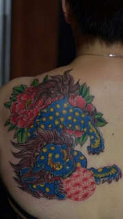 女性背部个性唐狮纹身
