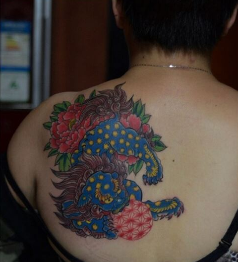 点击大图看下一张：女性背部个性唐狮纹身