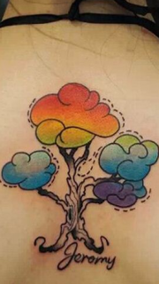 女人背部漂亮的彩色树纹身