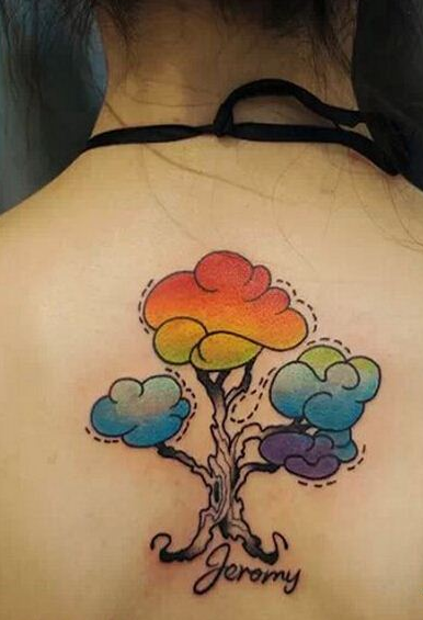 点击大图看下一张：女人背部漂亮的彩色树纹身
