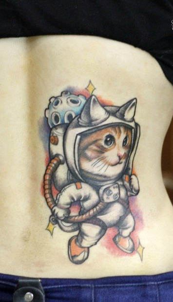 点击大图看下一张：女性后腰太空猫猫纹身