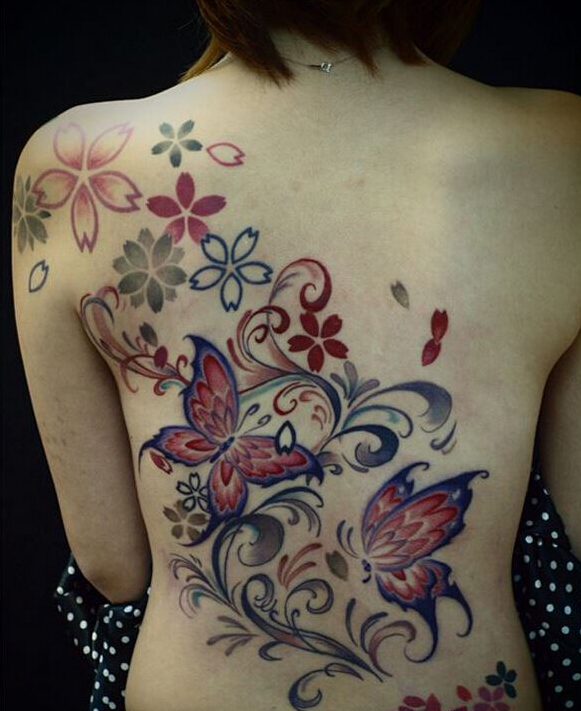 点击大图看下一张：女孩后背精美漂亮的蝴蝶藤蔓花纹身