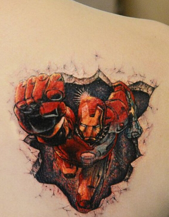 点击大图看下一张：背部钢铁侠纹身