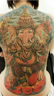 女性满背彩色象神纹身
