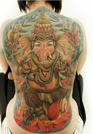 点击大图看下一张：女性满背彩色象神纹身