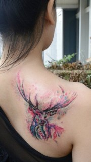 女性背部彩色泼墨羚羊纹身图案