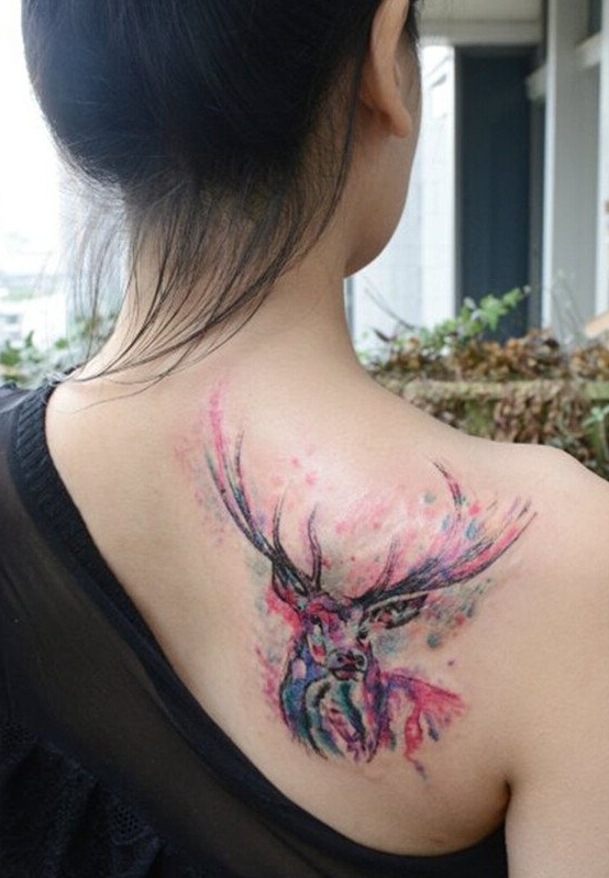 点击大图看下一张：女性背部彩色泼墨羚羊纹身图案