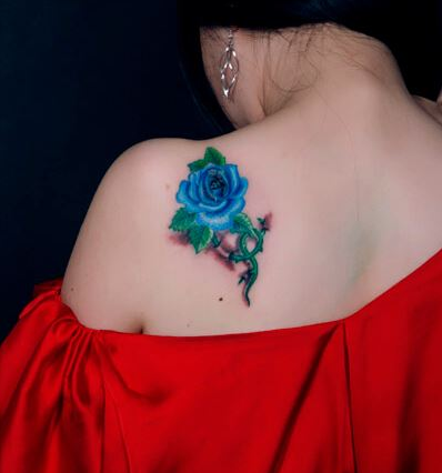 点击大图看下一张：美女背部漂亮的玫瑰纹身