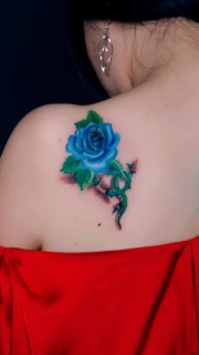美女背部漂亮的玫瑰纹身