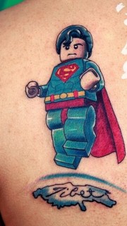 背部彩色超人纹身图案