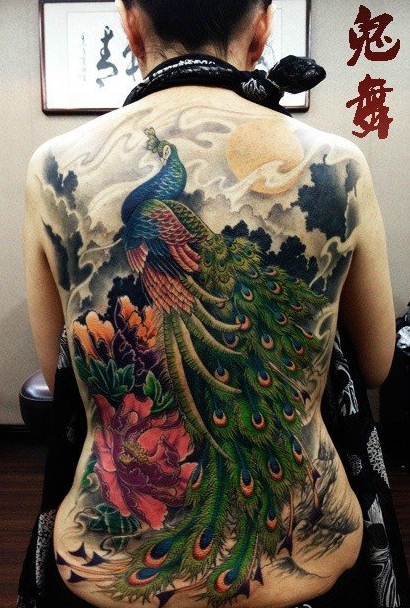点击大图看下一张：美女背部精美的满背孔雀纹身图案
