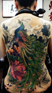 美女背部精美的满背孔雀纹身图案