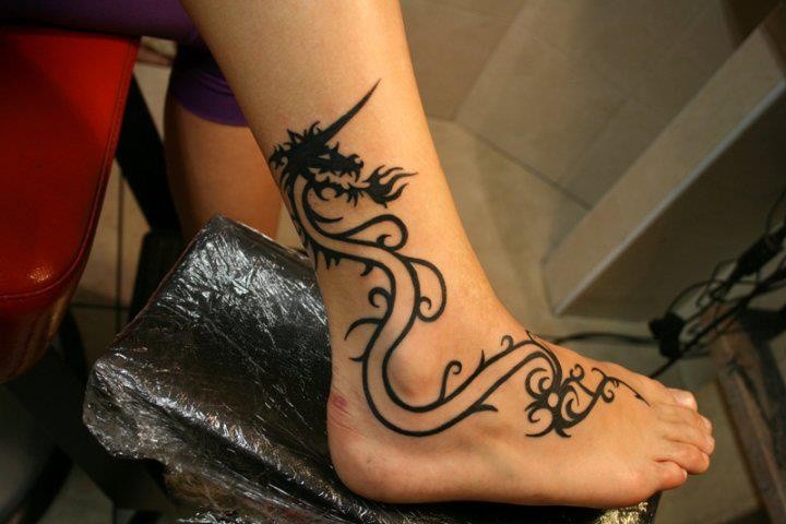 点击大图看下一张：脚踝处一条个性的龙纹身