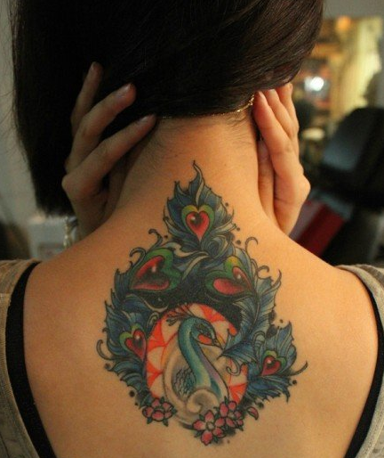 点击大图看下一张：女性背部彩色孔雀纹身图案