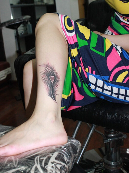点击大图看下一张：脚踝漂亮的羽毛纹身