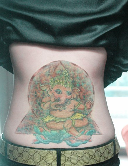 点击大图看下一张：腰部可爱的象神纹身