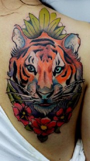 背部彩色老虎纹身图案