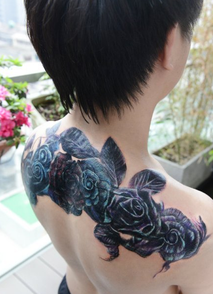 点击大图看下一张:男生妖艳帅气玫瑰花纹身图案