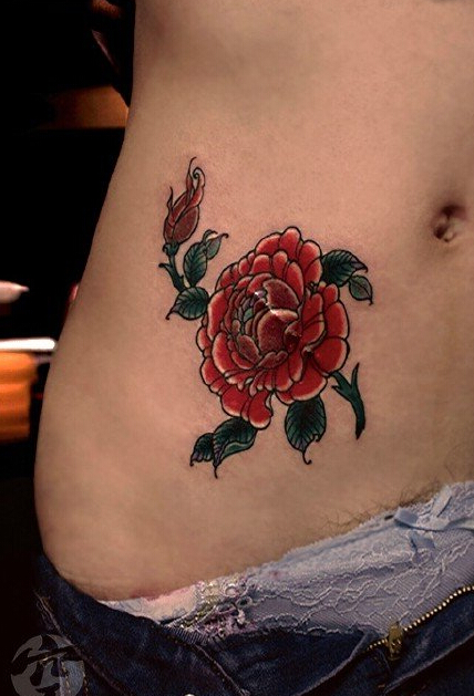 点击大图看下一张：腹部娇艳盛开的玫瑰花纹身图案
