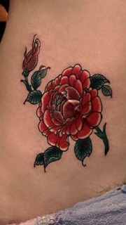 腹部娇艳盛开的玫瑰花纹身图案