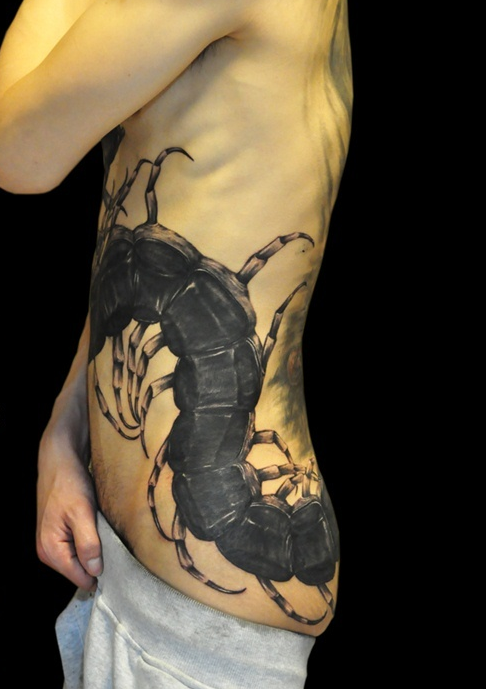 点击大图看下一张：男性腰腹间黑色大蜈蚣纹身