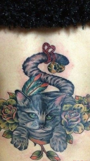 女性后腰慵懒的小猫纹身