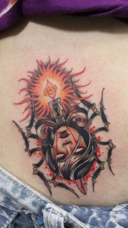 女性腹部个性创意头像纹身