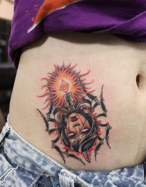 点击大图看下一张：女性腹部个性创意头像纹身
