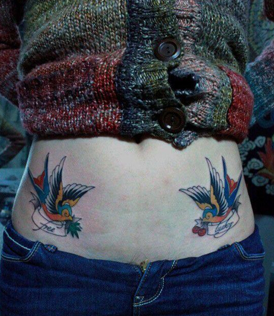 点击大图看下一张：时尚女性腹部个性燕子纹身