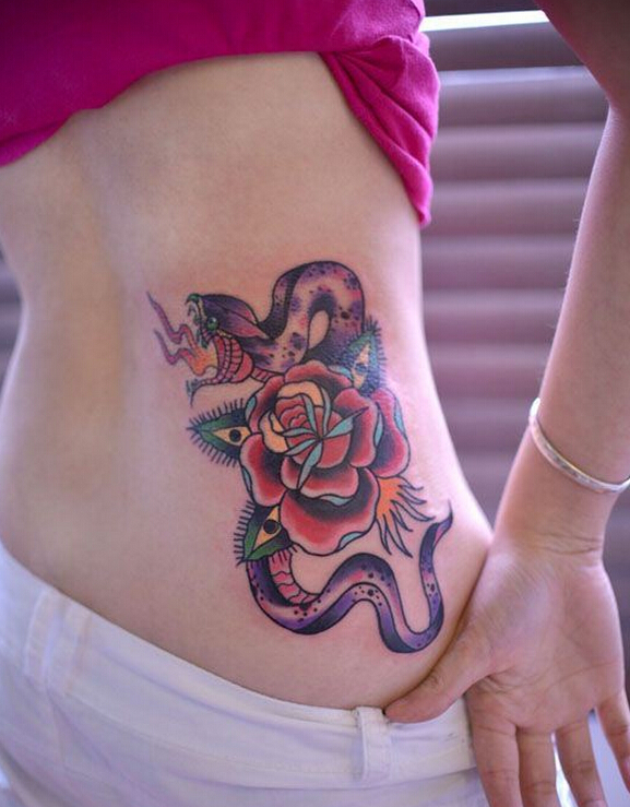 点击大图看下一张：蛇与玫瑰个性腰部纹身图案